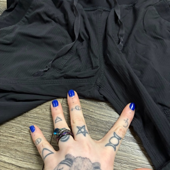 Lululemon Dance Studio Mid-Rise Pant 28” (Black) Size 4 - Picture 5 of 8